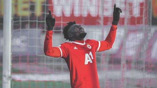 El delantero Jordy Caicedo celebra uno de sus tres goles anotados ante el Botev Vratsa, por la Copa de Bulgaria, el jueves 18 de marzo de 2021.