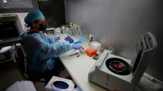 Personal médico haciendo pruebas de Covid-19 en un laboratorio clínico.