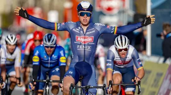 El belga Tim Merlier, del Alpecin-Fenix, cruza en primer lugar la línea de meta de la Bredener Koksijde, el viernes 19 de marzo de 2021.