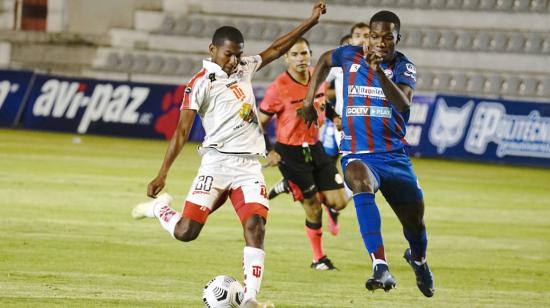 Edwin Méndez, jugador de Técnico Universitario, remata al arco de Olmedo, el viernes 19 de marzo, por a LigaPro.