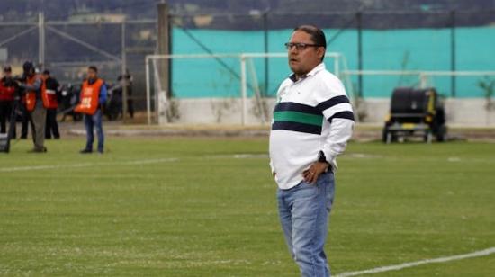 Luis Espinel, dirigiendo un partido con el América de Quito, en 2019.