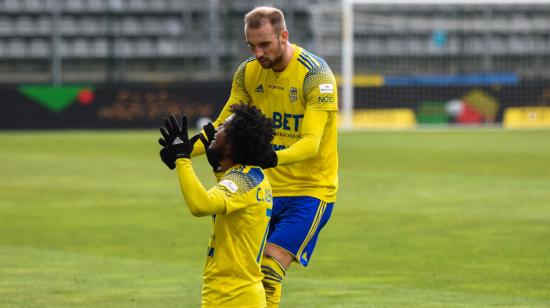 Christian Alemán celebra su gol anotado con el Arka Gdynia, por la liga de Polonia, el sábado 20 de marzo de 2021.