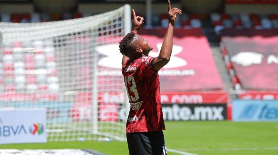 Michael Estrada celebra arrodillado uno de sus goles ante Puebla, el domingo 21 de marzo de 2021.