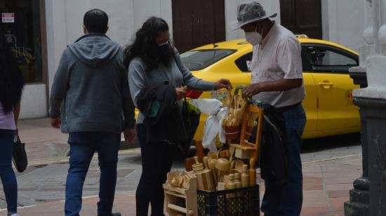 Un comerciante en el centro histórico de Cuenca, el 18 de marzo de 2021.