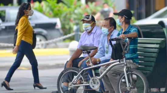 Personas en las calles de Guayaquil, el 18 de marzo de 2021.