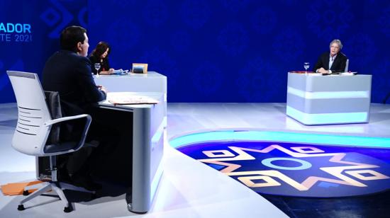 Los candidatos Andrés Arauz y Guillermo Lasso durante el debate presidencial la noche del domingo 21 de marzo de 2021.