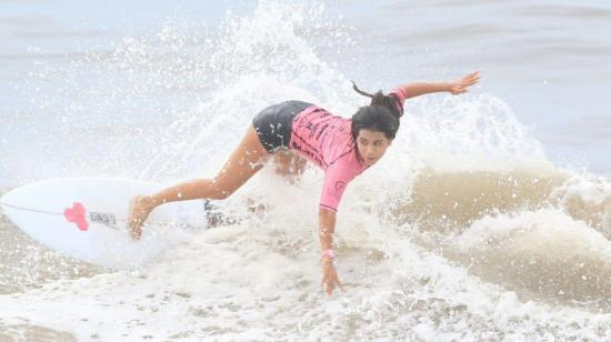 La surfista salvadoreña, Katherine Díaz, durante un entrenamiento en su país, en 2020.