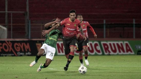 Diego Dorregaray, del Cuenca, conduce una pelota en el partido ante Orense, en Cuenca, el lunes 22 de marzo de 2021.