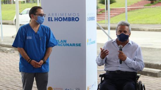 El presidente Lenín Moreno y el ministro de Salud, Mauro Falconí, visitaron el Hospital Monte Sinaí, en Guayaquil, el 23 de marzo de 2021.