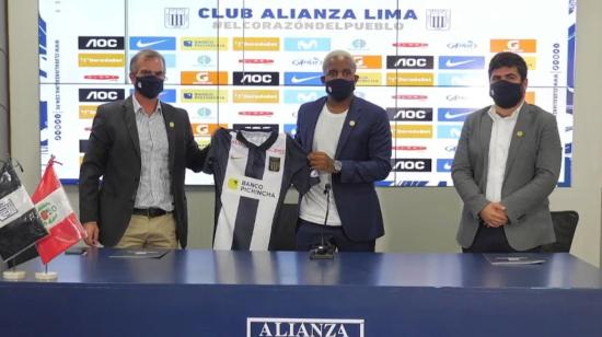 El delantero peruano, Jefferson Farfán, en su presentación oficial con Alianza Lima, el 23 de marzo de 2021.