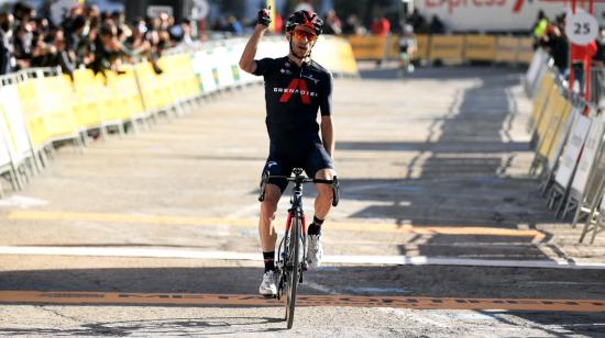 El británico Adam Yates celebra su triunfo en la Etapa 3 de la Volta a Catalunya, el miércoles 24 de marzo de 2021.