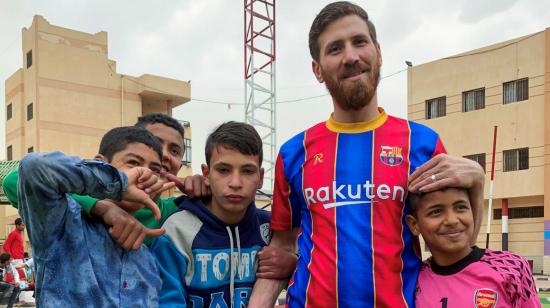 Islam Battah, el egipcio parecido a Lionel Messi, se abraza con niños huérfanos en Egipto,  el 23 de marzo de 2021.