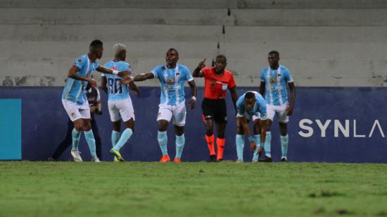 Los jugadores de 9 de Octubre celebran el gol ante Emelec, en Guayaquil, el domingo 21 de marzo de 2021.