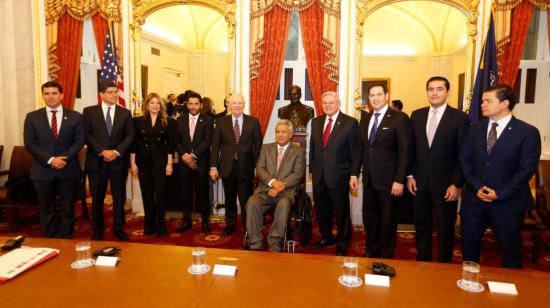 El presidente Lenín Moreno en un encuentro con los senadores James Risch, Robert Menendez, Marco Rubio y Benjamín Cardin, miembros del Comité de Asuntos Exteriores del Senado, febrero de 2020.