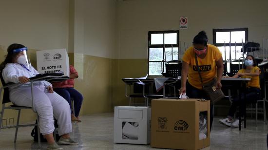 Una ciudadana deposita su voto en la primera vuelta electoral, este 7 de febrero de 2021, en la Universidad Agraria, en Guayaquil.