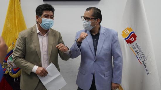 El alcalde de Quito, Jorge Yunda, saluda con el ministro de Salud, Mauro Falconí, tras una reunión en Quito el 25 de marzo de 2021.