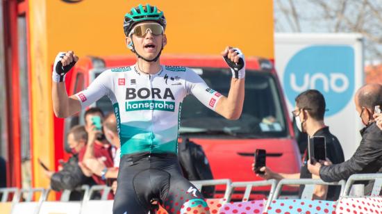 Lennard Kamna celebra su victoria en la Etapa 5 de la Volta a Catalunya, el 26 de marzo de 2021.