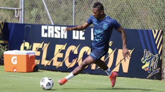 Pervis Estupiñán, durante un entrenamiento con la Selección, el 23 de marzo de 2021, en Quito.