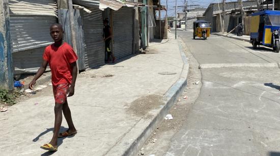 Un niño camina por las calles en una peligrosa zona conocida como "Punta Arrecha" en Guayaquil. 