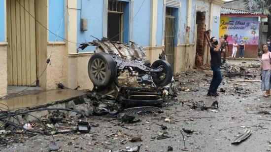 Restos del carro bomba tras la explosión en un poblado del Cauca, en Colombia, el 26 de marzo de 2021.