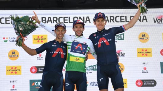 Los tres corredores del Ineos: Adam Yates, Richie Porte y Geraint Thomas celebran su triunfo en la Volta a Catalunya.