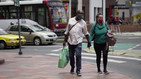 Ciudadanos caminan por las calles de Quito el 26 de marzo de 2021.