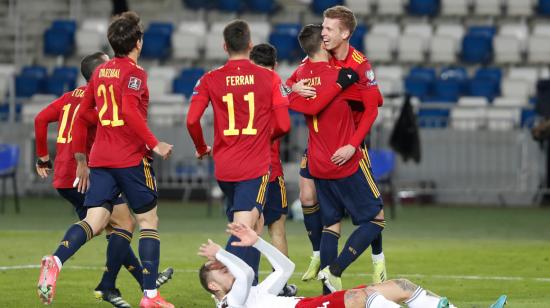 Dani Olmo celebra con sus compañeros el gol de la victoria de España ante Georgia, en la eliminatoria europea, el 28 de marzo de 2021.