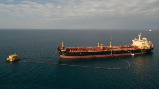 Vista panorámica de un buque petrolero en costas de la provincia de Esmeraldas, en 2020.