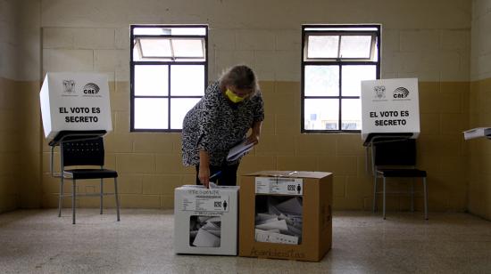 Una ciudadana deposita su voto en la primera vuelta electoral, este 7 de febrero de 2021, en la Universidad Agraria, en Guayaquil.