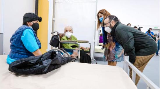 El secretario de Gabinete, Jorge Wated, durante la jornada de vacunación a adultos mayores en el Centro de Atención Temporal Bicentenario, en Quito, el 29 de marzo de 2021.