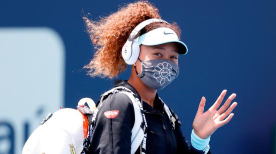 Naomi Osaka mientras entra a la cancha antes de su partido contra Ajla Tomljanovic en el Miami Open, el 26 de marzo de 2021.