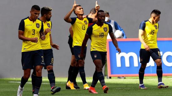 Los seleccionados ecuatorianos festejan el gol de Fidel Martínez ante Bolivia, en Quito, el 29 de marzo de 2021.