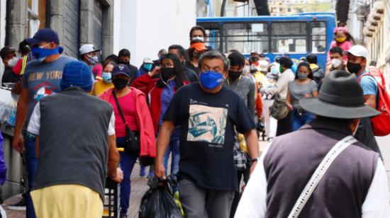 Personas caminan en el Centro Histórico de Quito, el 21 de octubre de 2020. 