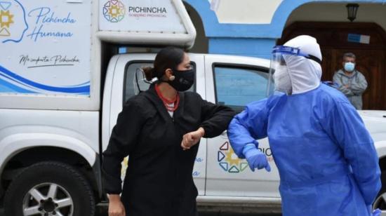 Paola Pabón, prefecta de Pichincha, junto a personal de Pichincha Humana durante un recorrido en julio de 2020.