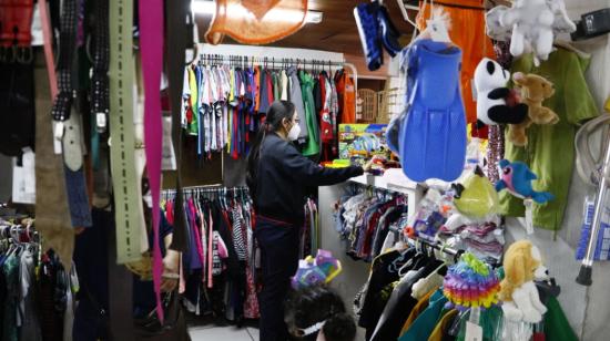 Una mujer selecciona artículos de segunda mano en el Mercadito D'Carol, en Quito, el 1 de abril de 2021. 