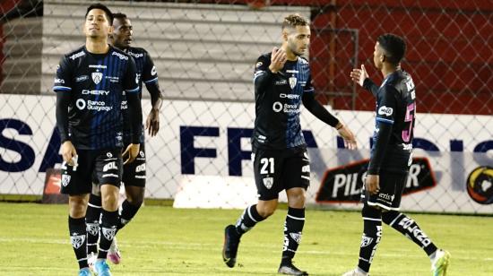 Los jugadores de Independiente del Valle celebran el gol ante Técnico, en Ambato, el miércoles 31 de marzo de 2021.