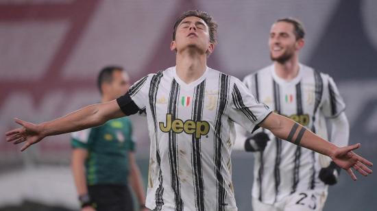 Paulo Dybala, uno de los futbolistas multados por estar en una fiesta nocturna pese a las restricciones por el Covid-19, celebra un gol con la Juventus en diciembre de 2020.