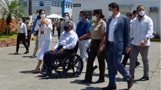 El presidente Lenín Moreno y la vicepresidenta, María Alejandra Muñoz, vigilaron el proceso de vacunación policial junto a funcionarios del Gobierno, el 1 de abril de 2021, en Guayaquil.