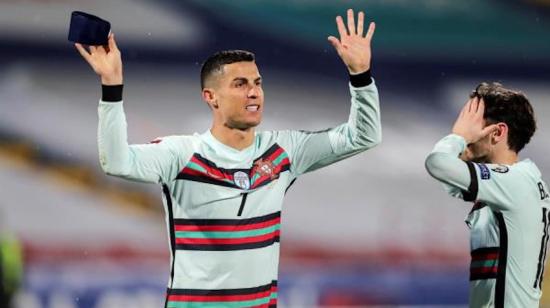 Cristiano Ronaldo se quita la banda de capitán tras el empate 2-2 ante Serbia, el sábado 27 de marzo de 2020.