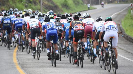 Una parte del pelotón, durante la Etapa 3 de la Vuelta al Ecuador 2020.