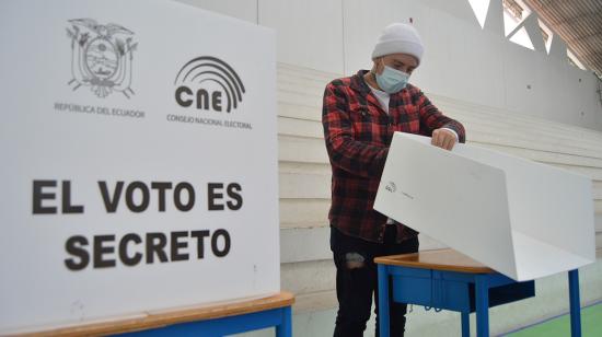 Un simulacro de la segunda vuelta electoral se llevó a cabo este 1 de abril de 2021 en la Unidad Educativa Manuela Garaicoa, en Cuenca.