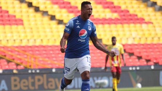 El futbolista colombiano Fredy Guarín celebra un gol anotado con la camiseta de Millonarios.