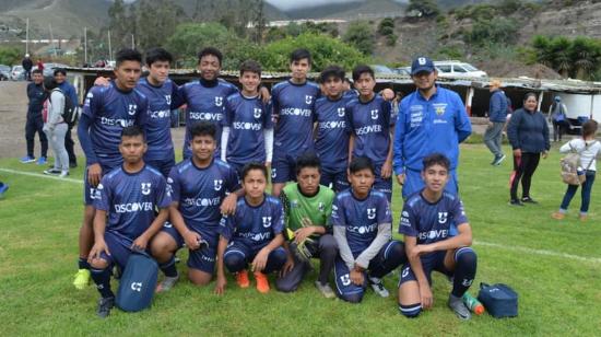 Futbolistas de la Sub 16 de Universidad Católica antes de un partido en Quito, en marzo de 2020.