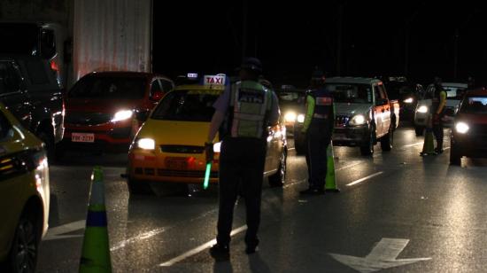 Operativo de control de agentes de tránsito en el puente de Daule, el 31 de marzo de 2021.