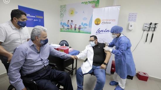 El presidente Lenín Moreno durante una jornada de vacunación en Bastión Popular, en Guayaquil, el 3 de abril de 2021.