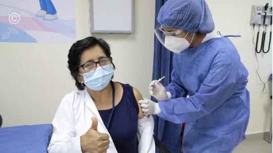 Una trabajadora de la salud en Guayaquil mientras se vacuna contra el Covid-19, el 3 de abril de 2021.