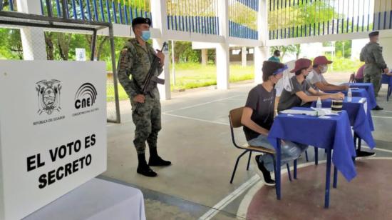 Personal de uno de los recintos electorales de Manabí, durante el simulacro electoral el 1 de abril de 2021. 