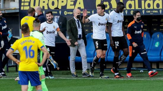 Los jugadores del Valencia abandonan el terreno de juego, en respaldo a su compañero Mouctar Diakhaby, que habría sido insultado por el jugador del Cádiz Juan Cala, el 4 de abril de 2021.