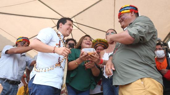 El candidato presidencial Andrés Arauz junto al líder indígena Jaime Vargas en Sucumbíos, el 3 de abril de 2021.