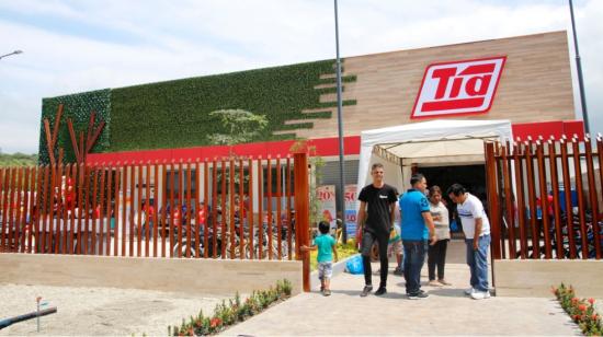 Imagen referencial. Personas en el exterior de un supermercado TÍA, en Ecuador, 